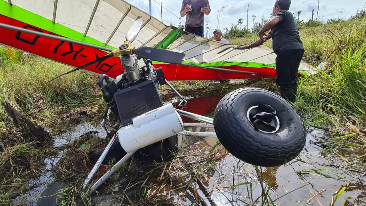 Pesawat Microligt Trike milik KLHK di Kilometer 3 Jalan Tanjung Pura-Sei Awan, RT 03 RW 02, Dusun Pematang Merbau, Desa Sungai Awan Kiri, Kecamatan Muara Pawan, Kabupaten Ketapang. (Liputan6.com/Aceng Mukaram)