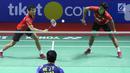 Ganda putra Indonesia, Ricky Karandasuwardi/Angga Pratama menahan kok dari He Jiting/Tan Qiang (China) pada 32 besar Indonesia Open 2018 di Istora GBK, Jakarta, Rabu (4/7). Ricky/Angga unggul 16-21, 21-17, 26-24. (Liputan6.com/Helmi Fithriansyah)