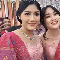 Untuk makeup Erina memilih lipstik coklat glossy dengan blush pink pink tipis. Dan riasan mata yang natural. [@virgyatak]