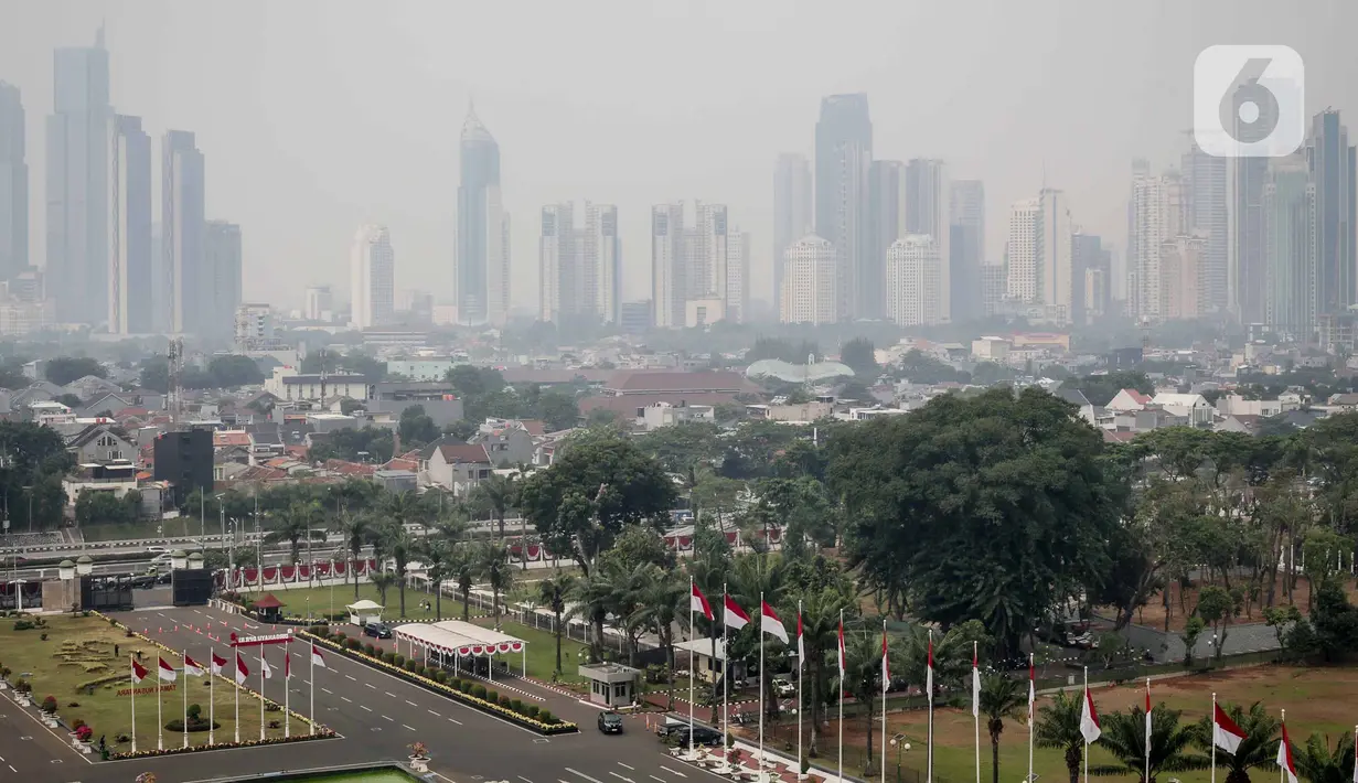 <p>Jakarta pada Kamis (31/8/2023) menempati peringkat pertama sebagai kota paling berpolusi di dunia dalam hal kualitas udara. (Liputan6.com/Faizal Fanani)</p>