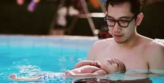 Penyanyi jazz Andien Aisyah mulai mengenalkan putranya renang. Anaku Askara Biru, anak pertama pasangan Andien dan Ippe baru berusia dua bulan. (Instagram/andienippekawa)