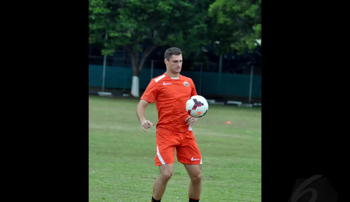 Pemain asal Rusia, Evgeny Kabaev yang baru bergabung dengan Persija Jakarta terlihat ikut berlatih di Markas Yon Zikon 13, Jakarta (2/1/2015). (Liputan6.com/Miftahul Hayat)
