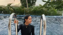 Perempuan kelahiran Bali ini memang memiliki gaya yang memukau saat berenang. Penampilannya yang natural ini berhasil membuatnya menuai banyak pujian dari netizen. Netizen tak ragu menyebut Laura cantik menawan. (Liputan6.com/IG/@laura_theux)