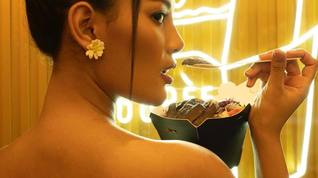 Erika Carlina mempromosikan bisnis kulinernya (https://www.instagram.com/p/CPHhqG9DGh4/)