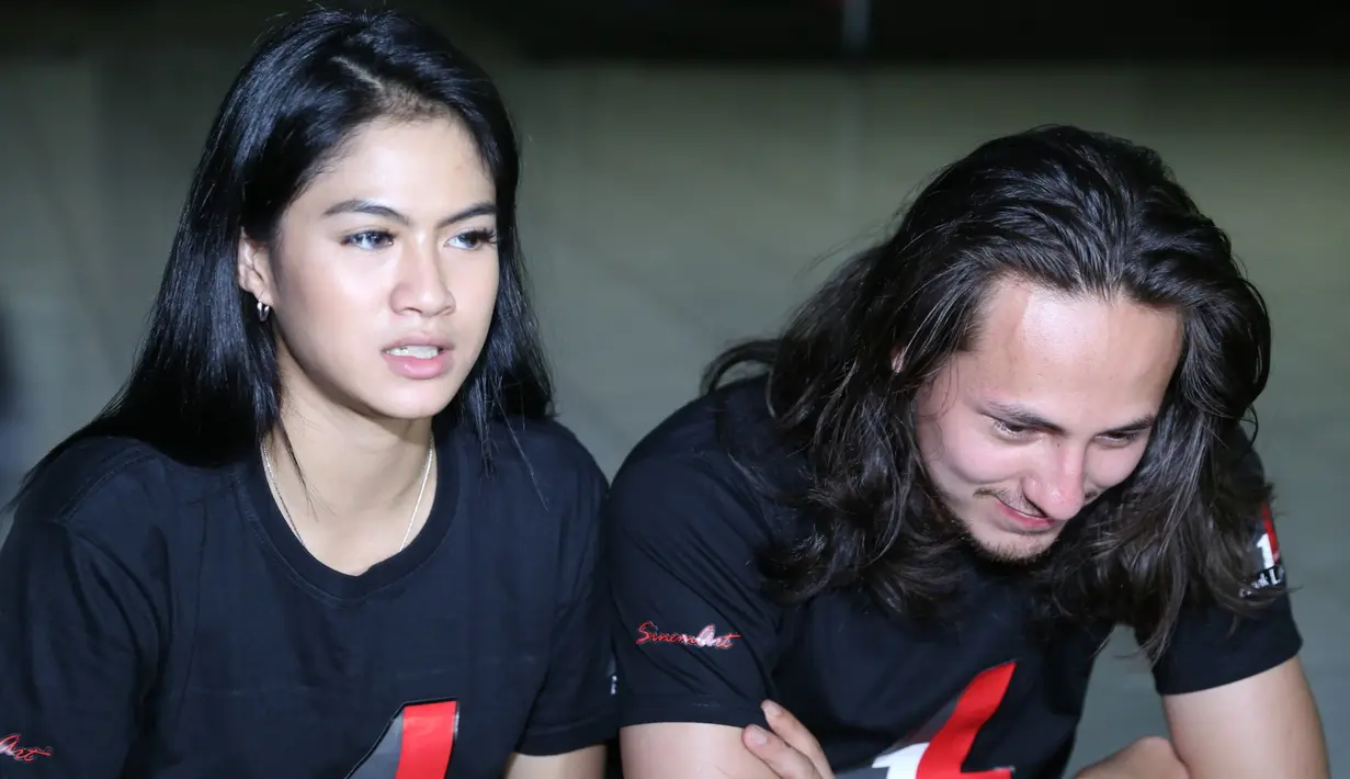 "Ya kita sempetin waktu berdua kalau bisa," ucap Dylan Carr. "Karena kita sudah lama pacaran jadi ya udah terbiasa," tukas Hana Saraswati.(Nurwahyunan/Bintang.com)