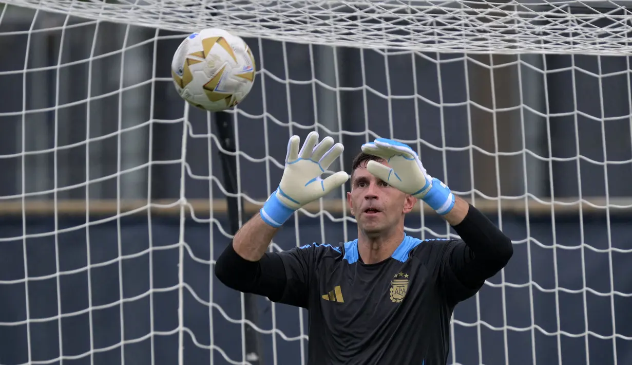 Kiper Argentina, Emiliano Martinez saat berlatih menjelang laga final Copa America 2024 melawan Kolombia di Florida International University (FIU), Miami, Florida, Amerika Serikat, Minggu (14/03/2024) WIB. (AFP/Juan Mabromata)