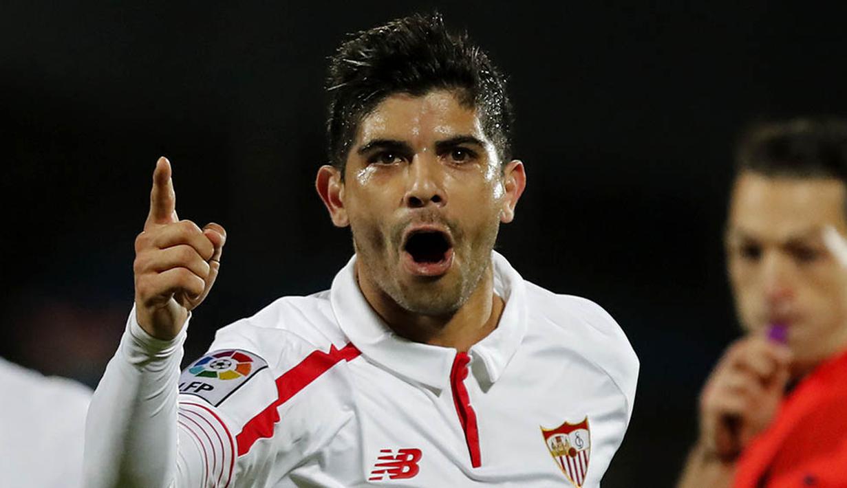 8. Gelandang Sevilla,Ever Banega, merayakan gol yang dicetaknya ke gawang Getafe pada laga La Liga Spanyol di Stadion Coliseo Alfonso Perez, Sabtu (5/3/2016). Kedua tim bermain imbang 1-1. (EPA/Javier Lizon)