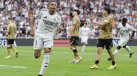 Kylian Mbappe berhasil mengukir brace saat Real Madrid meraih kemenangan 2-0 atas Real Sociedad pada laga pekan ke-38 La Liga di Santiago Bernabeu, Sabtu (24/5/2025) malam WIB. Berkat dua gol tersebut, Mbappe berhasil mendulang 31 gol di La Liga musim ini. (AFP/OSCAR DEL POZO)