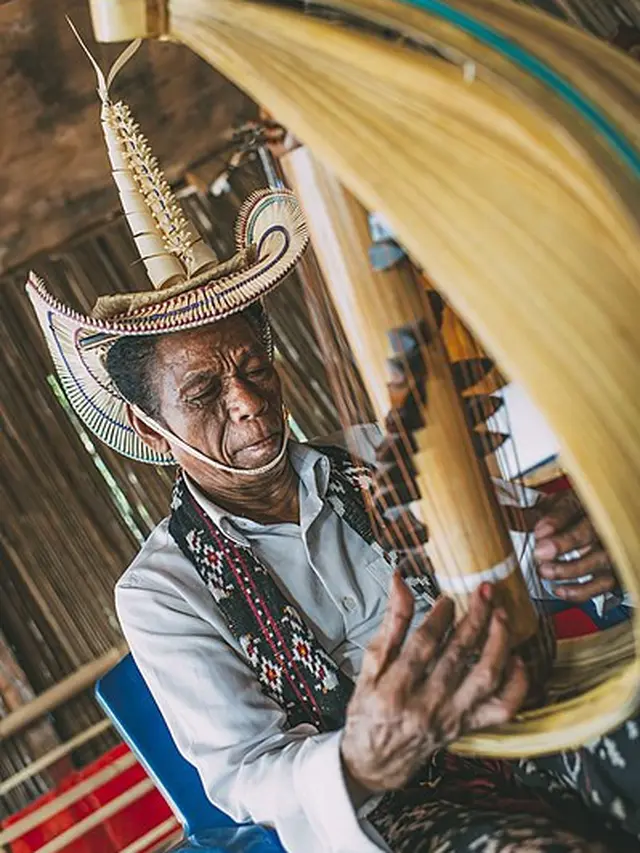 Pria memainkan alat musik Sasando