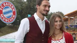 Bek Bayern Munchen, Mats Hummels berpose bersama istrinya Cathy Fischer selama berkunjung ke acara Oktoberfest di Munich, Jerman (2/9). (REUTERS/Alexander Hassenstein)