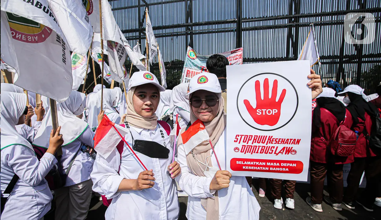 Para peserta aksi kompak mengenakan kaos dan kemeja berwarna putih yang bertuliskan, stop RUU Kesehatan. (Liputan6.com/Faizal Fanani)