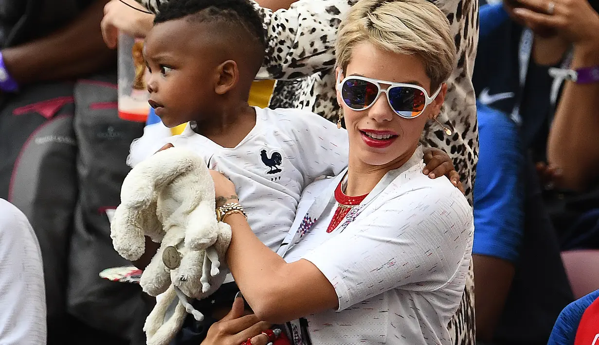 Istri Blaise Matuidi, Isabelle bersama anak bungsunya. (AFP/Odd Andersen)