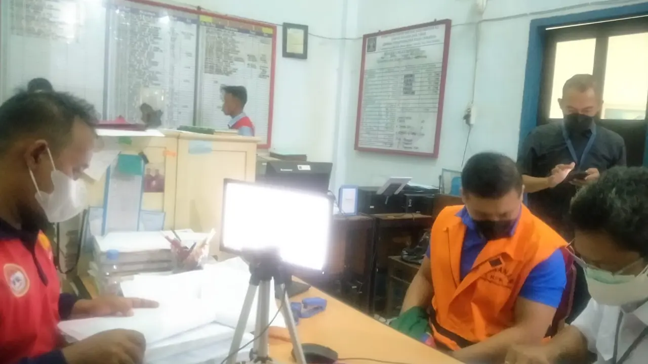 Andreau Misanta Pribadi (AMP) saat tiba di Lapas Kelas I Surabaya.(Dian Kurniawan/Liputan6.com)
