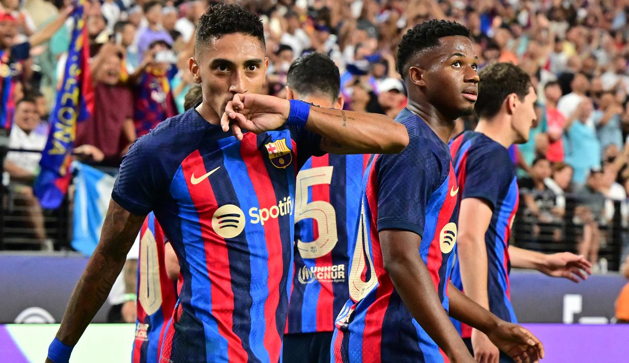 Raphinha. Awalnya Chelsea bearada di urutan pertama dalam perburuan sayap kanan Leeds United asal Brasil berusa 25 tahun ini. Usai menemui kata sepakat dalam hal nilai transfer antara kedua klub, namun ternyata sang pemain justru hanya ingin bermain bersama Barcelona. Barcelona pun bergerak cepat dan berhasil mendapatkannya dengan nilai transfer sebesar 58 juta euro atau setara Rp882 miliar. (AFP/Frederic J. Brown)