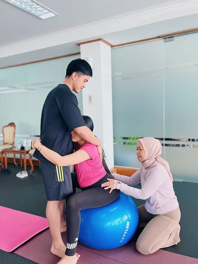 Erina Gudono lakoni prenatal yoga (Instagram/jamilatus.sadiyah)