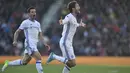 Bek Chelsea, Marcos Alonso, merayakan gol yang dicetaknya ke gawang Bournemouth pada laga Premier League di Stadion Vitality, Inggris, Sabtu (8/4/2017). Bournemouth kalah 1-3 dari Chelsea. (AFP/Glyn Kirk)