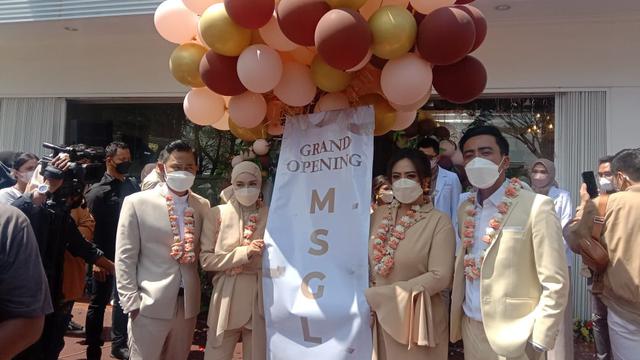 Shandy Purnamasari bersama dengan sang suami Gilang Widya Pramana dan juga founder MS Glow lainnya Dewa Gede Adiputra dan Kadek Maharani Kemala Dewi.