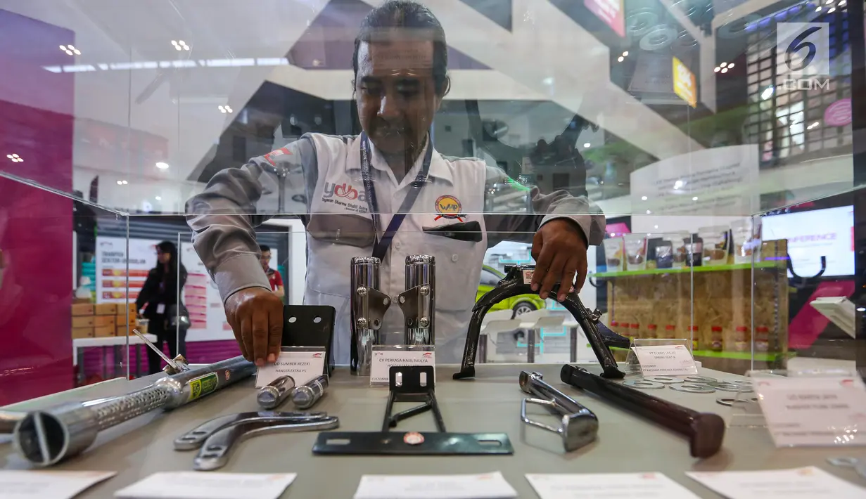 Pelaku usaha merapikan produk otomotif UMKM di booth Yayasan Dharma Bhakti Astra (YDBA) GIIAS 2019, ICE BSD Tangerang, Jumat (19/7/2019). YDBA mengajak keterlibatan pelaku usaha lokal dalam mengembangkan teknologi otomotif untuk kendaraan roda empat atau roda dua. (Liputan6.com/Fery Pradolo)