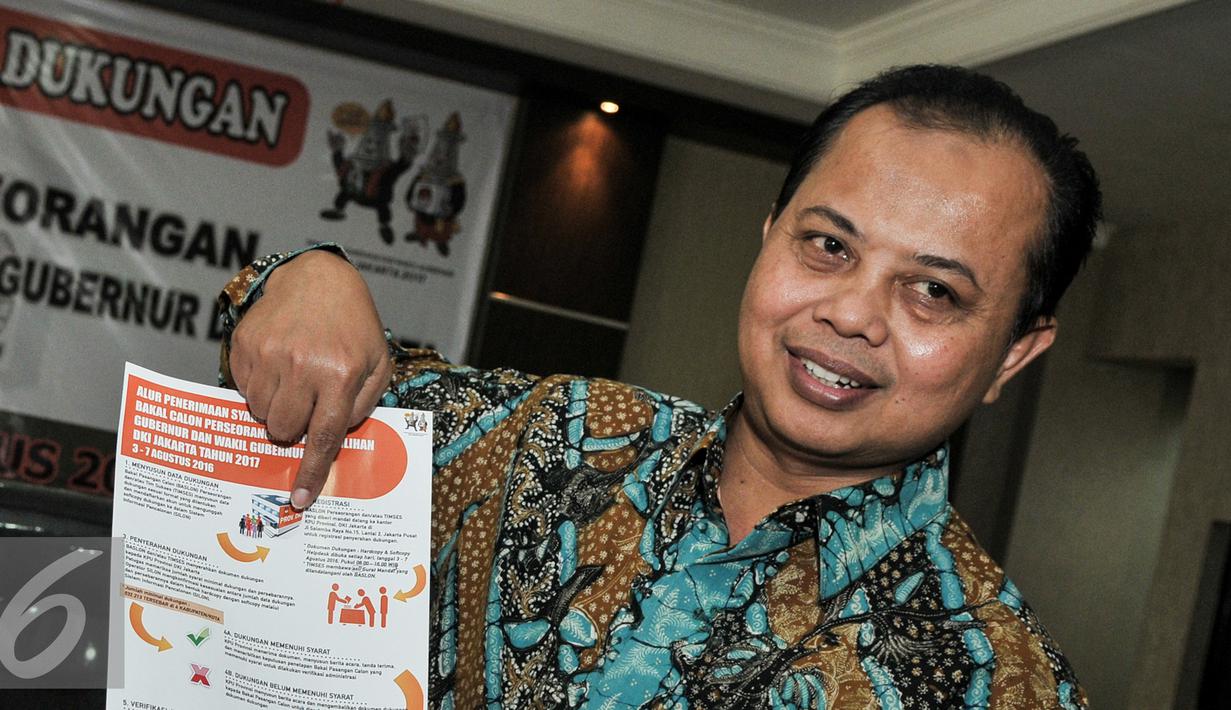  Ketua KPUD DKI Jakarta, Sumarno menunjukan alur syarat penerimaan cagub dan cawagub DKI, Jakarta, Rabu (3/8). KPUD DKI Jakarta resmi membuka pendaftaran untuk pasangan cagub dan cawagub Pilkada DKI lewat jalur perseorangan. (Liputan6.com/Yoppy Renato)