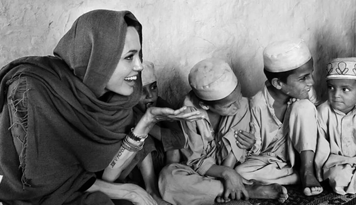 Pasangan paling harmonis di Hollywood ini mengalami drama perceraian, terutama saat perebutan hak asuh anak. Mereka saling menjatuhkan saat proses pengadilan berlangsung. (Instagram/Angelinajolieofficial)