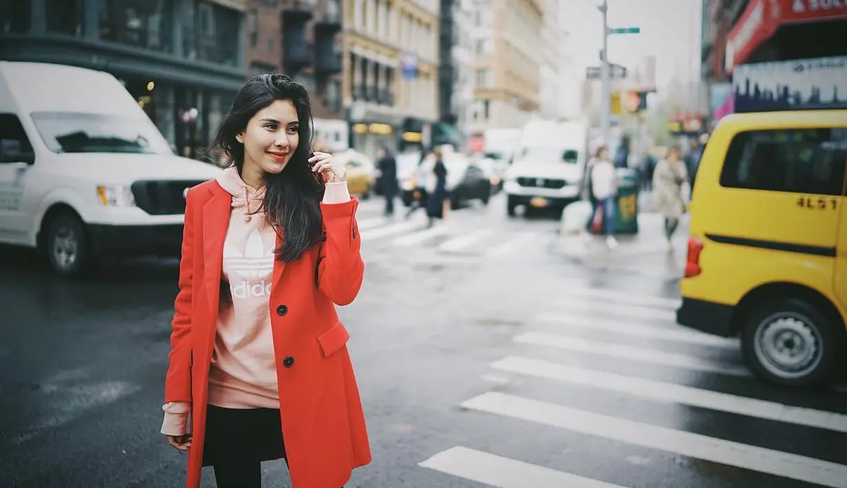 Udara di tempat Syahnaz dan Jeje berbulan madu sepertinya sangat dingin. Lihat saja Syahnaz yang sudah mengenakan hoodie bewarna pink melapiskannya lagi dengan blazer  panjang warna merah. Keren banget kan? (Instagram/syahnazs)