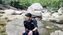 Duduk di atas batu besar di lembah, ketampanan bintang hallyu yang memiliki tinggi badan 180 cm ini semakin bersinar. Perpaduan Kim Soo Hyun dan tempat indah dalam satu frame membuat potretnya begitu memukau. Dengan outfit pendaki gunung, pemain film ‘Miss Granny’ ini terlihat sangat energik kala hiking. (Liputan6.com/IG/@soohyun_k216)