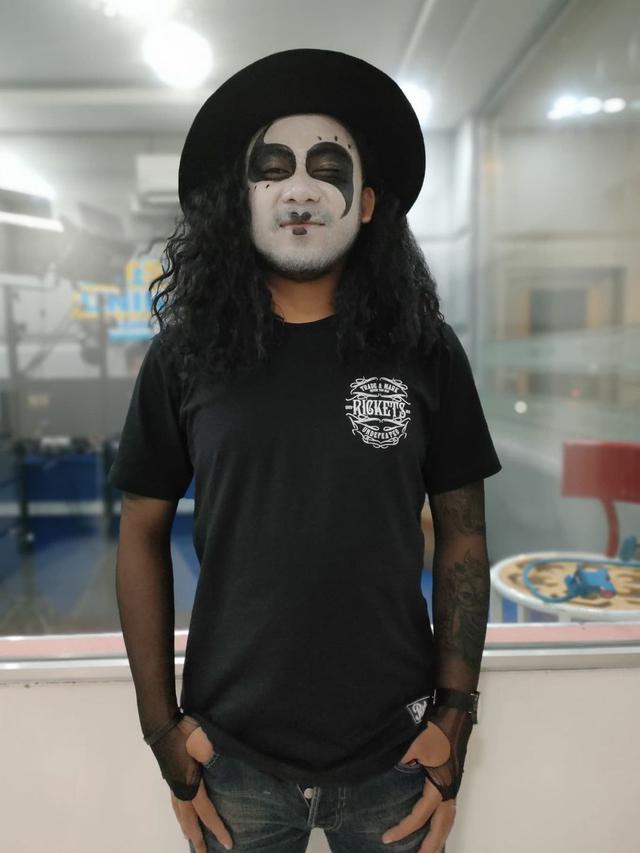 6 Potret Resa Vokalis Kuburan Band Tanpa Makeup, Bikin Pangling