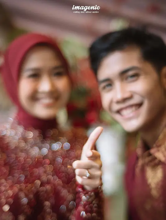 Melalui foto lamaran yang diunggah fotografer Imagenic, Bintang Emon dan Alca tampil menawan dalam balutan busana warna merah marun dan emas. (Instagram/imagenic).