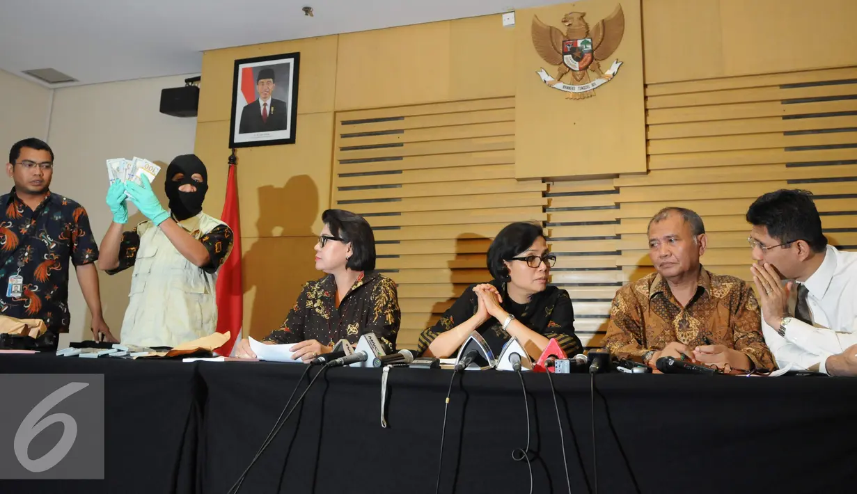 Uang hasil OTT Ditjen Pajak diperlihatkan penyidik KPK, Jakarta, Selasa (22/11). KPK mengamankan uang 148,500,000 Dolar Amerika dan sejumlah oknum ditjen pajak dalam OTT tersebut. (Liputan6.com/Helmi Afandi)