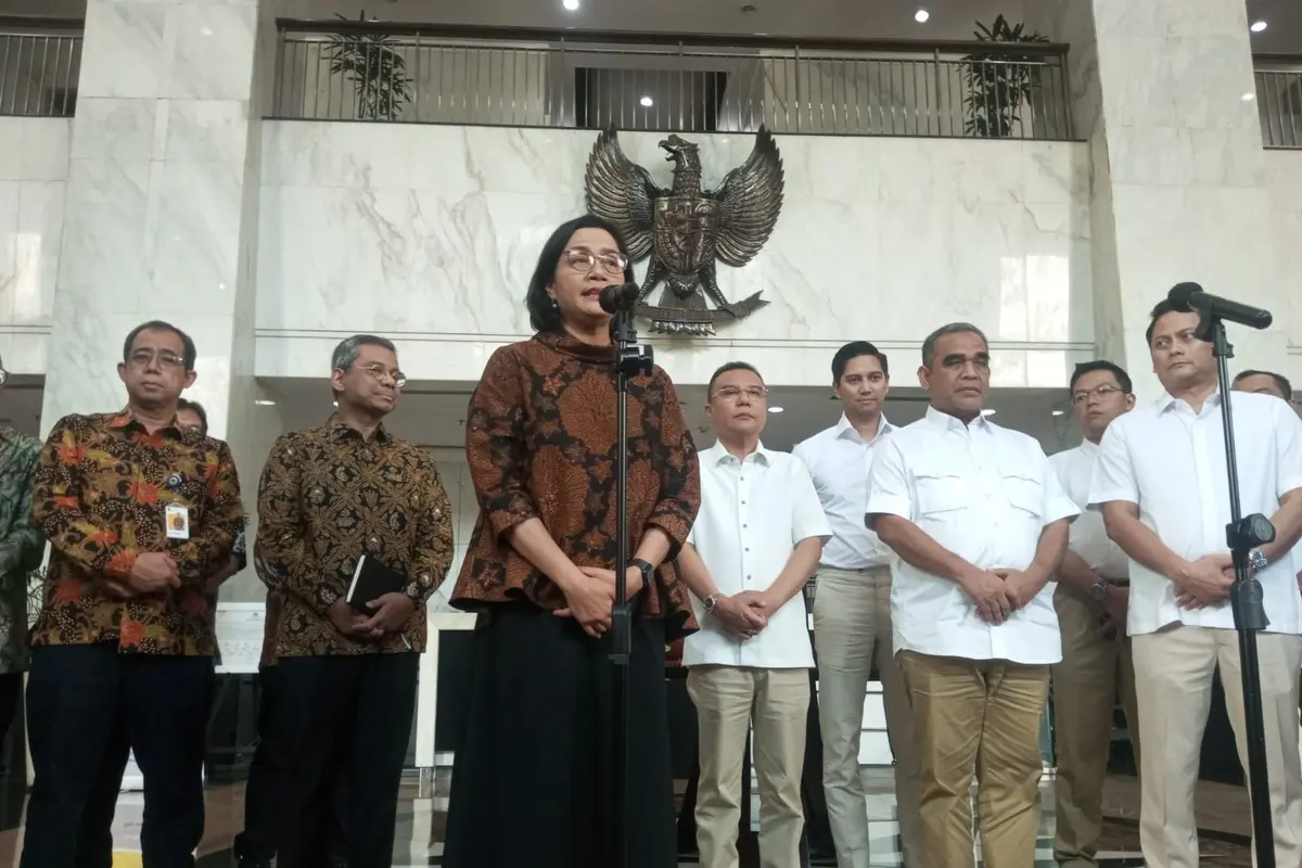 Menteri Keuangan Sri Mulyani menyambut kedatangan Tim Gugus Tugas Sinkronisasi Prabowo-Gibran, di Kementerian Keuangan, Jakarta, Jumat (31/5/2024).