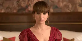 Kalau kamu sudah menonton trailer film terbaru Jennifer Lawrence pasti merasa ada yang aneh. Aksen Rusia JLaw terasa dipaksakan dan malah membuat film terasa aneh. (Cosmopolitan)