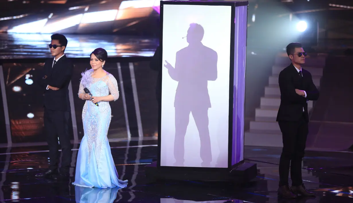 Setiap acara Golden Memories berlangsung, nama Iis Sugianto memang selalu menjadi bahan guyonan untuk dijodohkan dengan pria misterius tersebut. Tadi malam, Iis pun juga diminta bersalaman dengan Bung Gomez oleh para host. (Adrian Putra/Bintang.com)