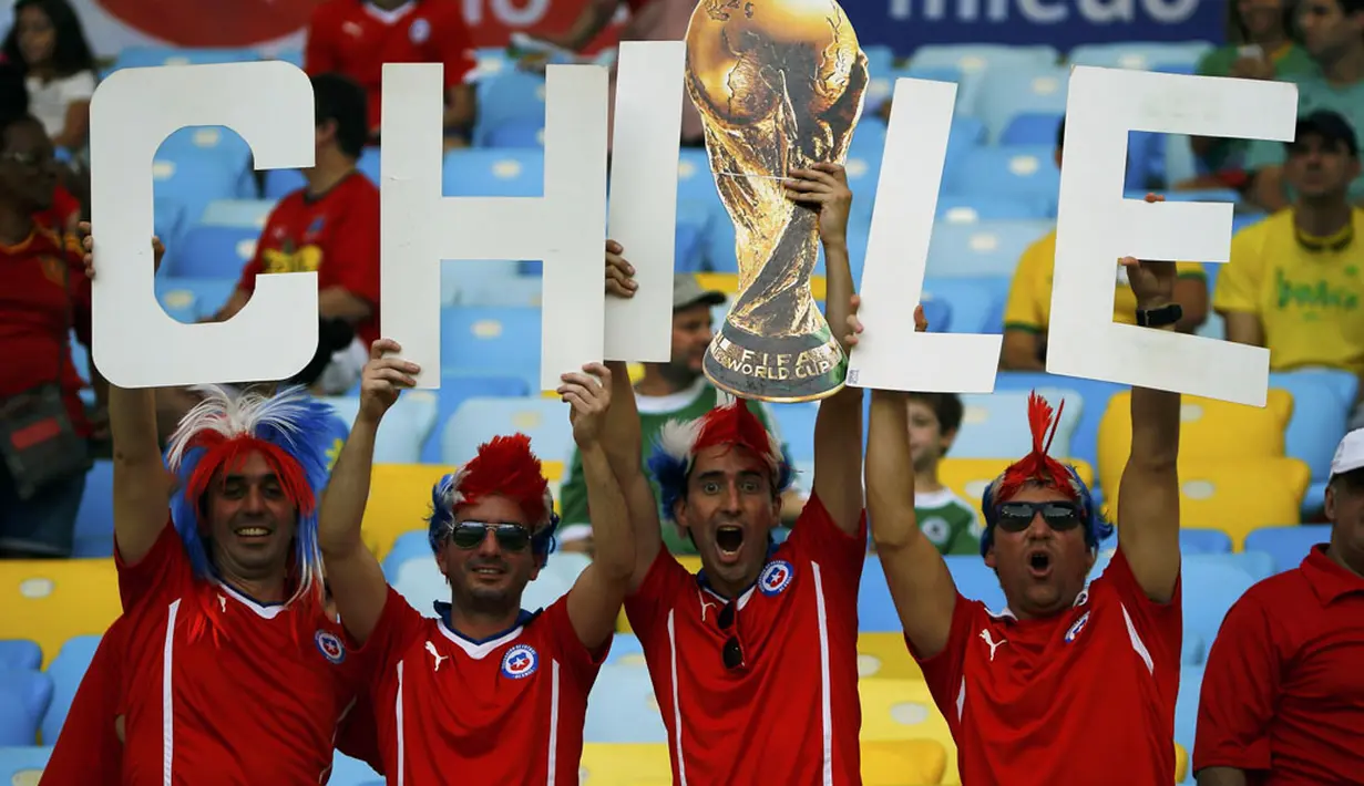 Keberhasilan Timnas Chili memasuki zona 16 besar Piala Dunia 2014 disambut meriah ribuan suporter di Stadion Maracana, Rio de Janeiro, (19/6/2014). (REUTERS/Pilar Olivares)