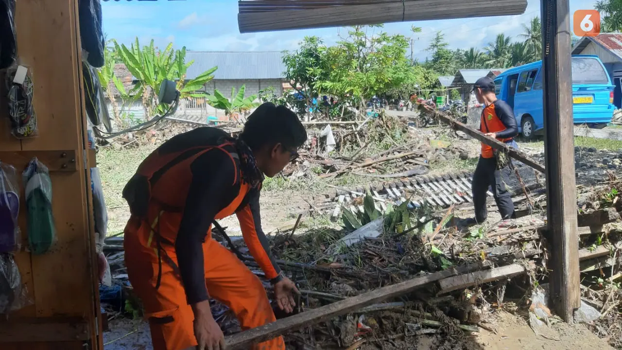pembersihan rumah pascabanjir di Banggai