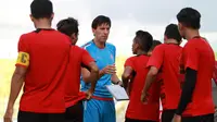 Pelatih Milan Petrovic memberikan arahan kepada pemain Arema dalam uji coba di Stadion Kanjuruhan, Kabupaten Malang, Sabtu (30/6/2018). (Bola.com/Iwan Setiawan)