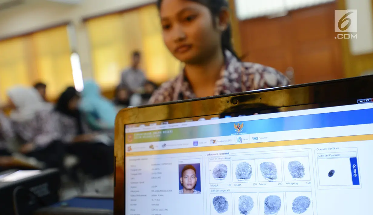 Siswa melakukan perekaman sidik jari untuk E-KTP di SMKN 28, Jakarta, Kamis (10/1). Dukcapil Jaksel menyambangi 34 SMA/SMK sederajat sebagai program jemput bola perekaman data siswa yang akan masuk usia 17 tahun hingga Maret 2019 (Merdeka.com/Imam Buhori)
