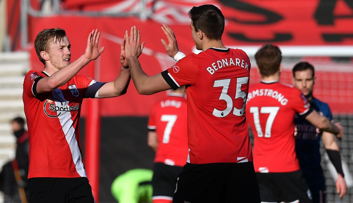 Pemain Southampton, James Ward-Prowse dan Jan Bednarek, merayakan kemenangan atas Arsenal pada laga Piala FA di Stadion St Mary, Sabtu (23/1/2021). Arsenal tumbang dengan skor 1-0. (AFP/Ben Stansall)