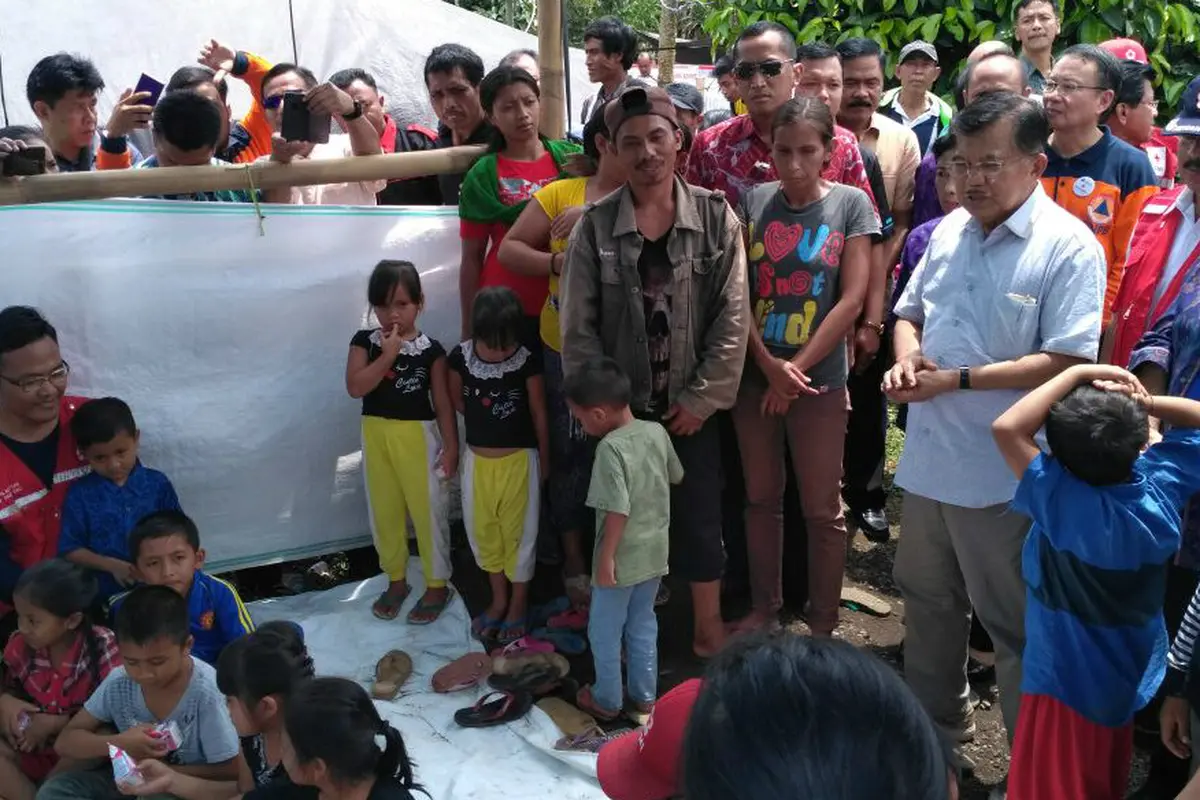 Wapres Jusuf Kalla menyambangi pengungsi Gunung Agung