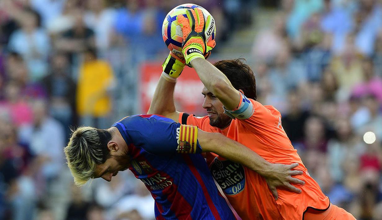Penyerang Barcelona, Lionel Messi, duel udara dengan kiper Deportivo, German Dario Lux, pada laga La Liga di Stadion Nou Camp, Barcelona, Sabtu (15/10/2016). Barcelona menang 4-0 atas Deportivo. (AFP/Lluis Gene)