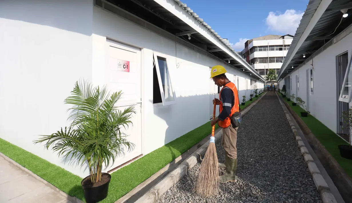 Total ada 324 unit yang dibangun di kawasan Kramat Raya, Senen, Jakarta Pusat. Tampak dalam foto, aktivitas pekerja menyelesaikan Hunian Sementara (Huntara) di kawasan Kramat Raya, Senen, Jakarta Pusat, Jumat (24/4/2026). (Kapanlagi.com/Budy Santoso)