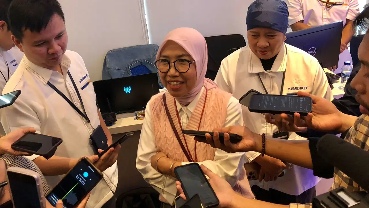 Direktur Penyuluhan, Pelayanan, dan Hubungan Masyarakat Direktorat Jenderal Pajak (DJP) Kementerian Keuangan Dwi Astuti, dalam media briefing Update Kebijakan Perpajakan Terkini, di Kantor DJP, Senin (8/1/2024). (Tira/Liputan6.com)