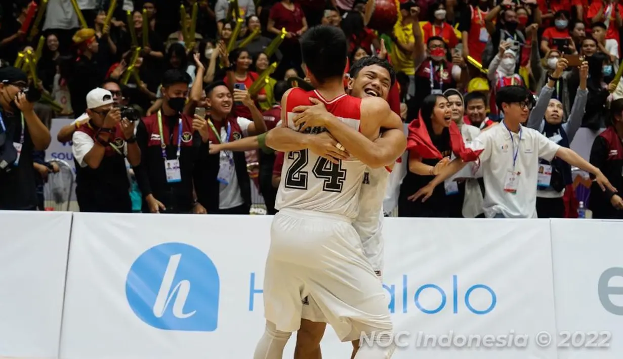 Para pemain Tim Basket Putra Indonesia berselebrasi usai mengalahkan Filipina pada SEA Games 2021 Vietnam di Thanh Tri Sport Information and Culutural Center Gymnasium, Minggu (22/5/2022). Kemenangan Indonesia juga meruntuhkan dominasi Filipina di cabang bola basket putra SEA Games. (NOC Indonesia/MP Media/Iqbal Fauzi)