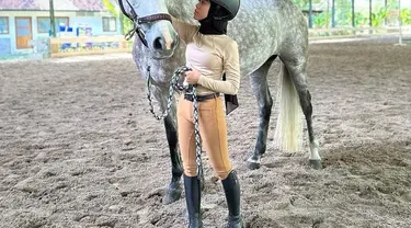 Lewat unggahan Instagram pribadinya, Lesti Kejora terlihat berpose dengan kuda yang ukuranya besar. Hal inilah yang membuat netizen salah fokus dengan tubuh Lesti Kejora yang dikenal mungil. (Liputan6.com/IG/@lestykejora).