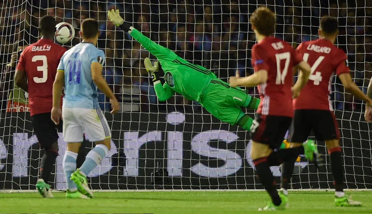 Kiper Celta Vigo, Sergio Alvarez (tengah) gagal menghalau bola tendangan penyerang MU, Marcus Rashford pada pertandingan leg pertama semifinal Liga Europa di stadion Balaidos, Spanyol (5/5). MU menang 1-0 atas Celta Vigo. (AFP Photo/Miguel Riopa)