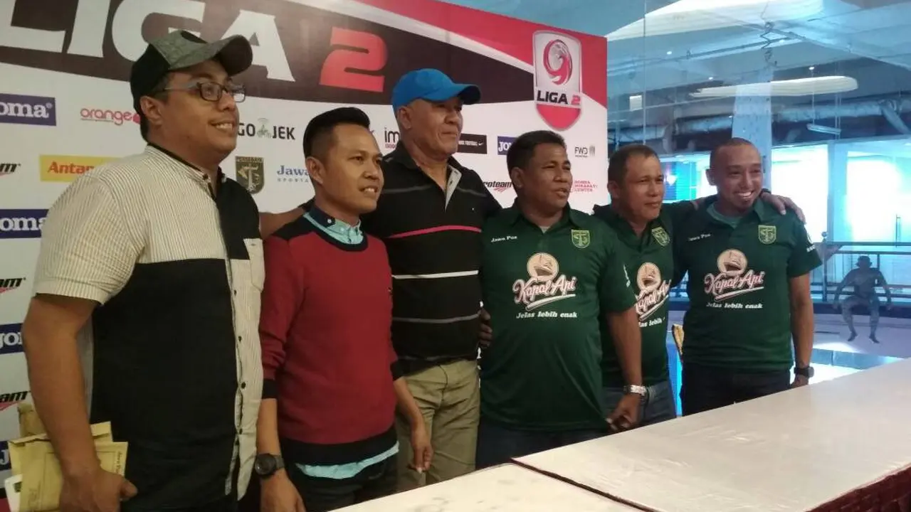 Pelatih Persepam Madura Rudi William Ketjes (tengah) memberi keterangan jelang melawan Persebaya Surabaya di Stadion Bung Tomo, Surabaya, Kamis (11/5/2017) malam WIB. 