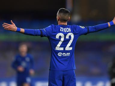 Gelandang Chelsea, Hakim Ziyech merayakan gol ke gawang Atletico Madrid pada pertandingan leg kedua babak 16 besar Liga Champions di Stamford Bridge di London pada 17 Maret 2021. Transfer Hakim Ziyech ke Paris Saint-Germain dilaporkan gagal terwujud akibat kesalahan Chelsea. (AFP/Ben Stansall)