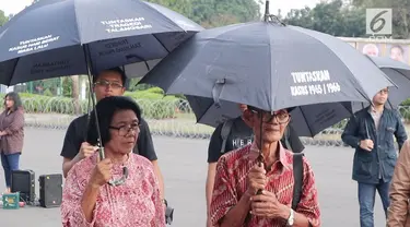 Perwakilan peserta aksi kamisan diundang Presiden Joko Widodo ke Istana Merdeka. Kepada Jokowi mereka meminta penyelesaian sejumlah kasus pelanggaran HAM.