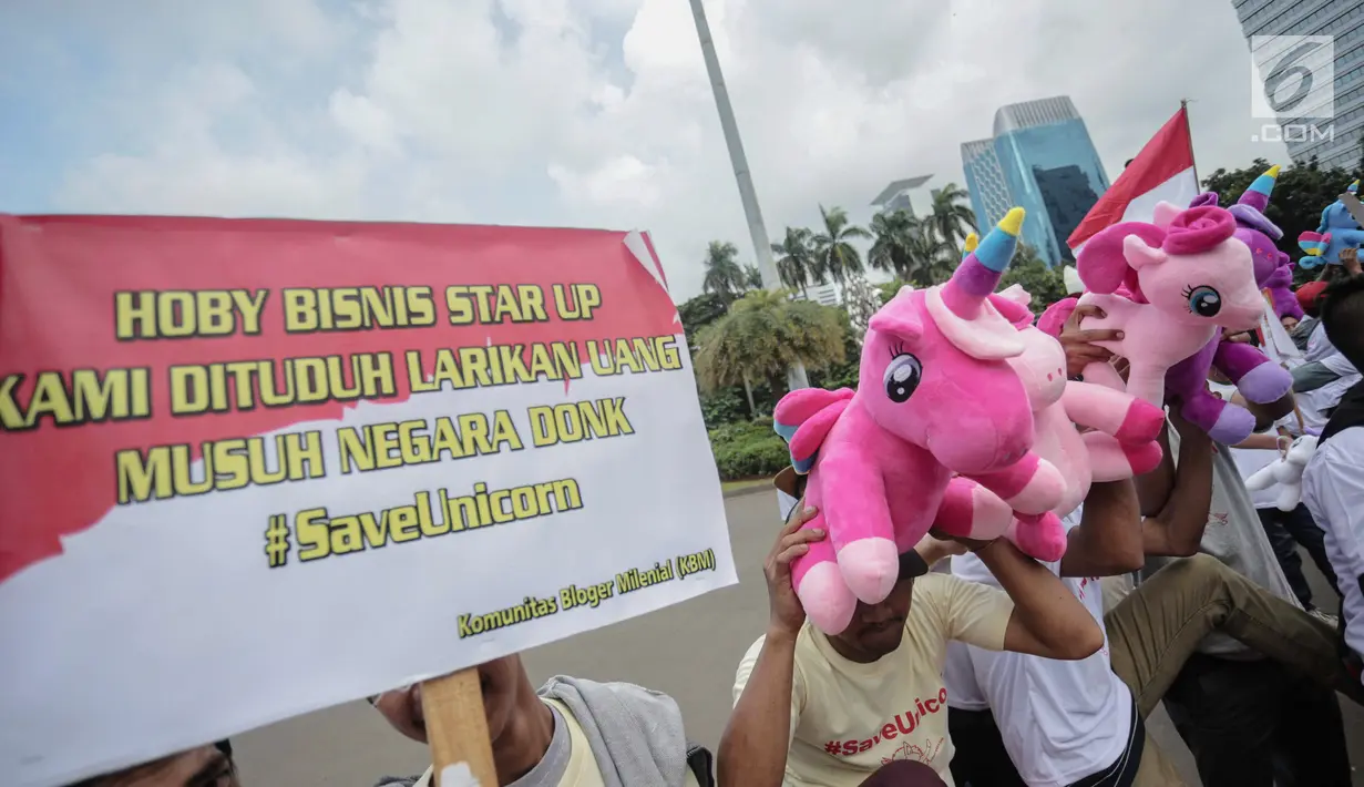 Puluhan massa yang tergabung dalam Komunitas Blogger Milenial (KBM) menggelar aksi #SaveUnicorn di Jakarta, Selasa (19/2). Massa mengaku kecewa terhadap pernyataan salah satu capres terkait unicorn saat debat kedua. (Liputan6.com/Faizal Fanani)
