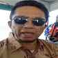Anggota Komisi VII DPR RI Tifatul Sembiring saat meninjau lokasi kejadian bocornya pipa minyak bawah laut Pertamina di Teluk Balikpapan, Kalimantan Timur.