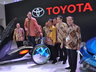 Mendag dan Menpora melihat Mobil unik Toyota FV-2, JIEXpo, Jakarta, Kamis (18/9/2014) (Liputan6.com/Miftahul Hayat)